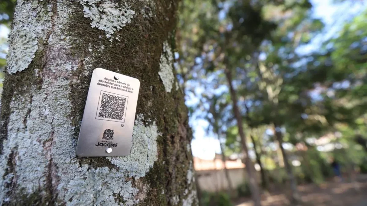 Jacareí instala mais de 1.700 QR Codes em árvores de ruas e praças da cidade