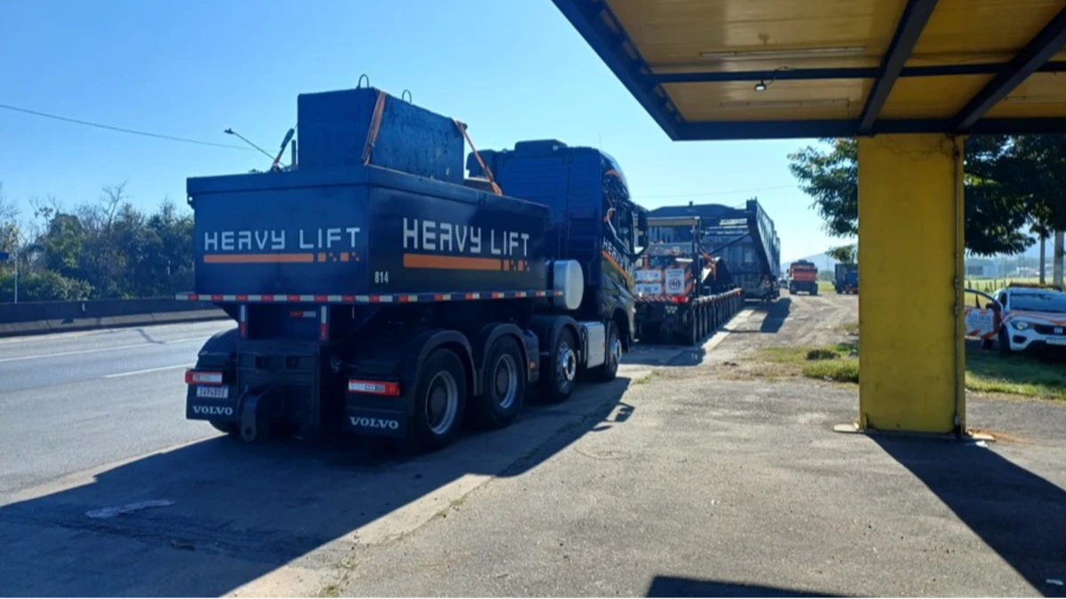 Carga de 700 toneladas inicia deslocamento pela Dutra em Roseira