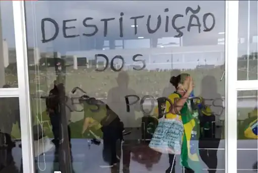 Perícia da PF indica que Ibaneis não foi conivente com invasão de 8/1