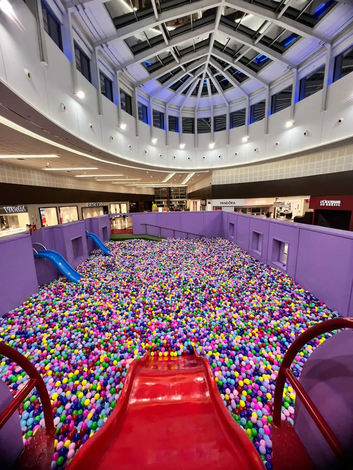 Shopping de São José retoma piscina de bolinhas gigante até março