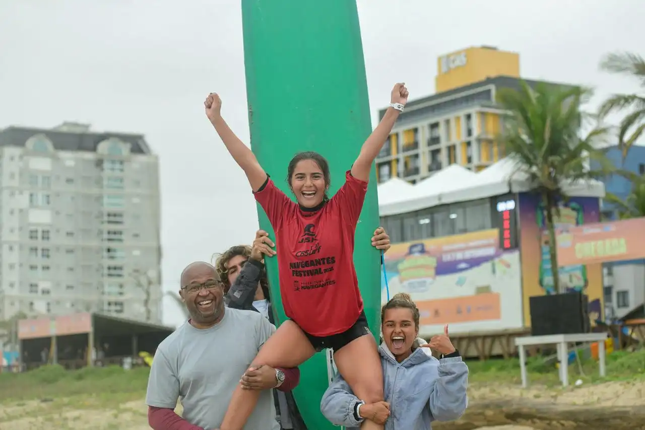 Jovem de 16 anos moradora de Caraguá conquista bicampeonato brasileiro de surf