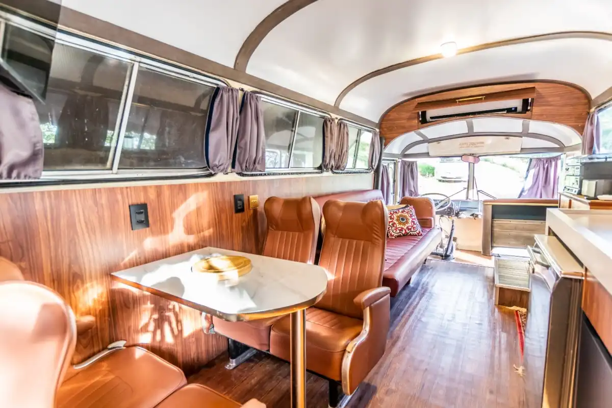 Conheça a hospedagem que fica dentro de um ônibus vintage