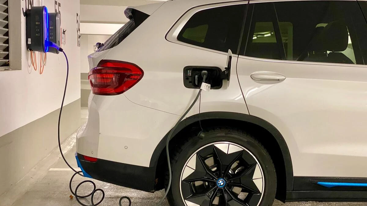 Carros elétricos em condomínios: quem paga pela instalação e pela energia?