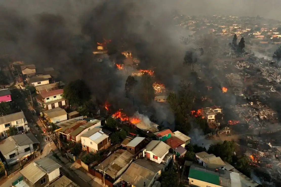 Incêndios florestais deixam 19 mortos e devastam regiões do Chile 