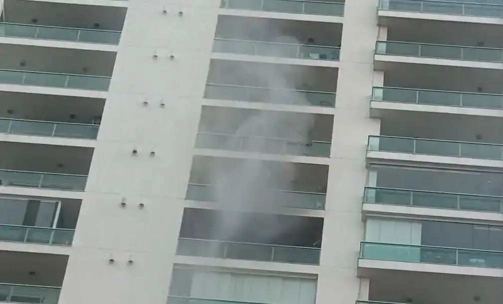 Moradores acordam assustados com incêndio em apartamento do Colinas em São José dos Campos