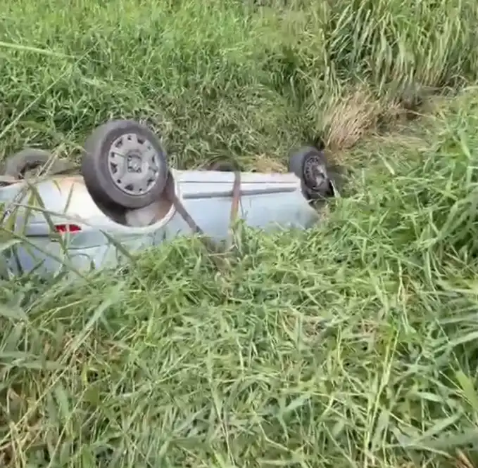 Pai capota carro com filha de 7 anos de propósito na Dutra e é preso em flagrante