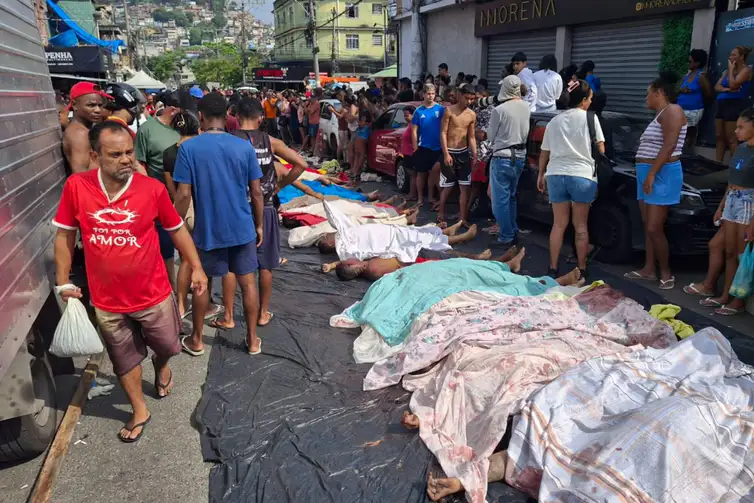 Moradores retiram cerca de 60 corpos após megaoperação no Rio de Janeiro