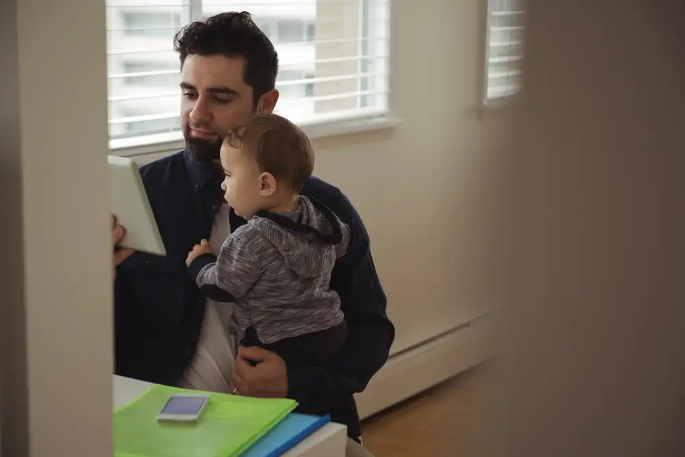 Licença-paternidade de 5 dias é alvo de críticas; pediatras lutam por ampliação