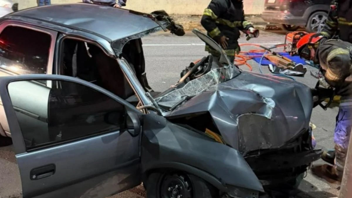 Mulher perde o controle e colide com poste em Santana