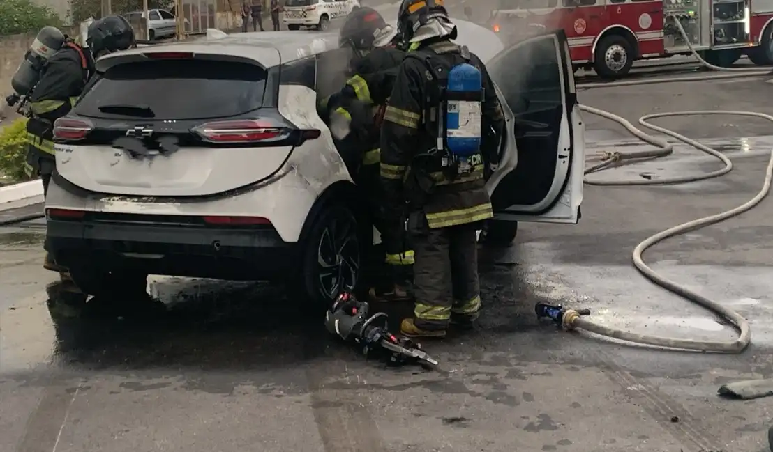 Carro elétrico explode durante incêndio em concessionária no Jardim Satélite