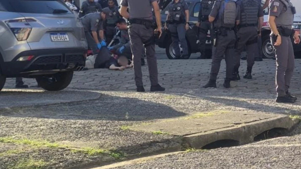 Homem que ameaçou estudantes e PM com faca, morre após ser baleado
