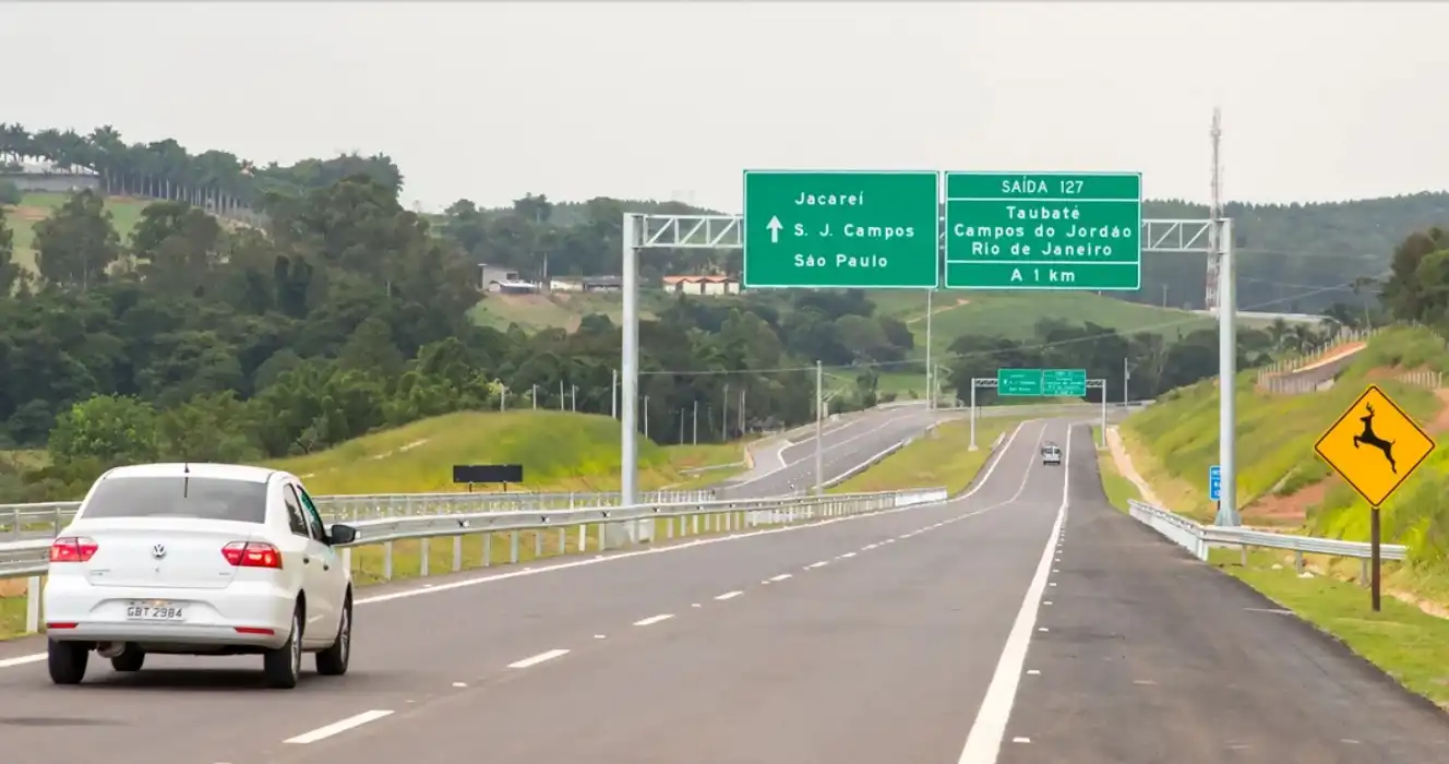 Motociclista morre após cair de viaduto em acidente na Carvalho Pinto, em Jacareí