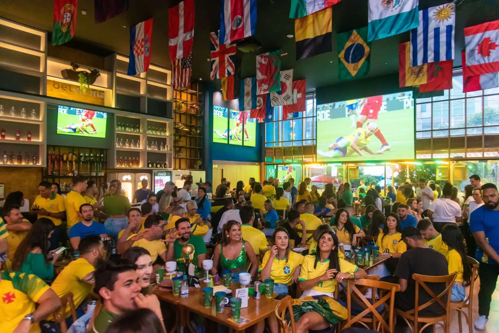 Bares e restaurantes não podem cobrar ingresso para transmitir jogos da Copa na TV