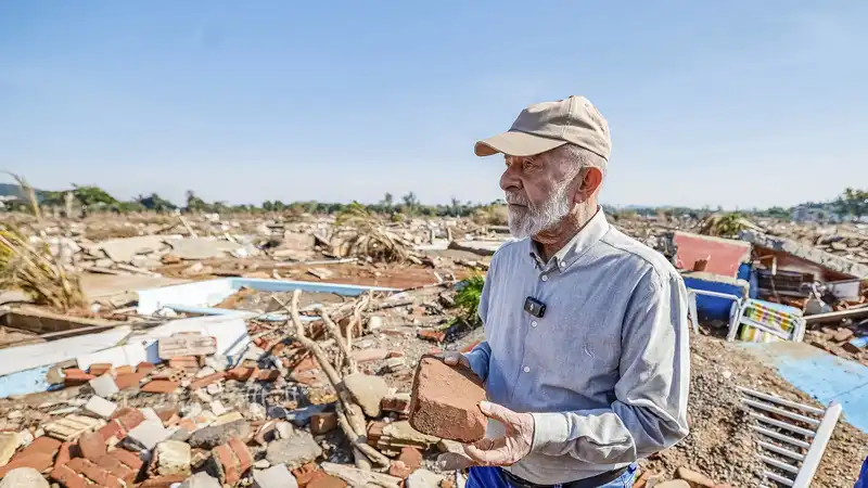 "Nós vamos estar junto de vocês nessa luta", diz Lula a moradores de cidades gaúchas