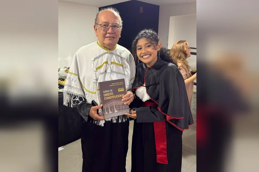 Filha de garçom do STF se forma em direito com ajuda de Ministro