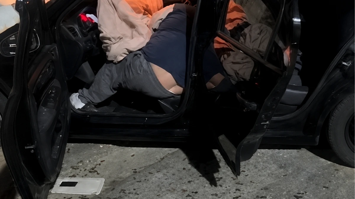 Duas mulheres ficam feridas após carro bater em muro e árvore na zona sul