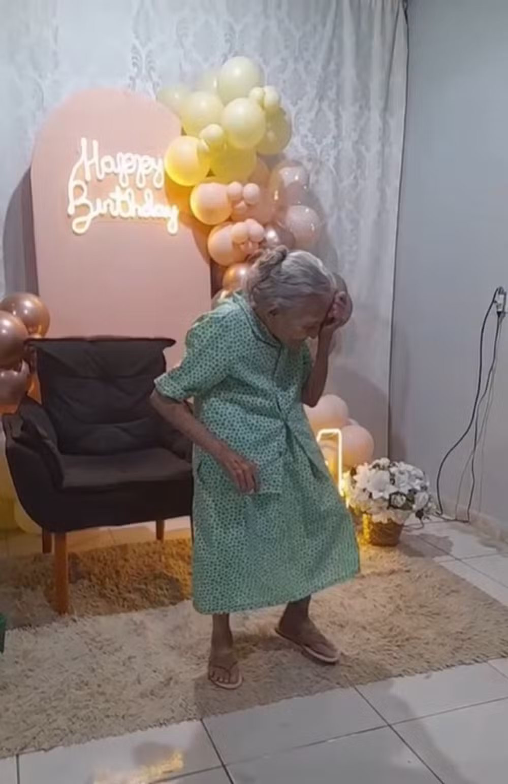 Idosa de 104 anos viraliza ao dançar música de Luiz Gonzaga em aniversário