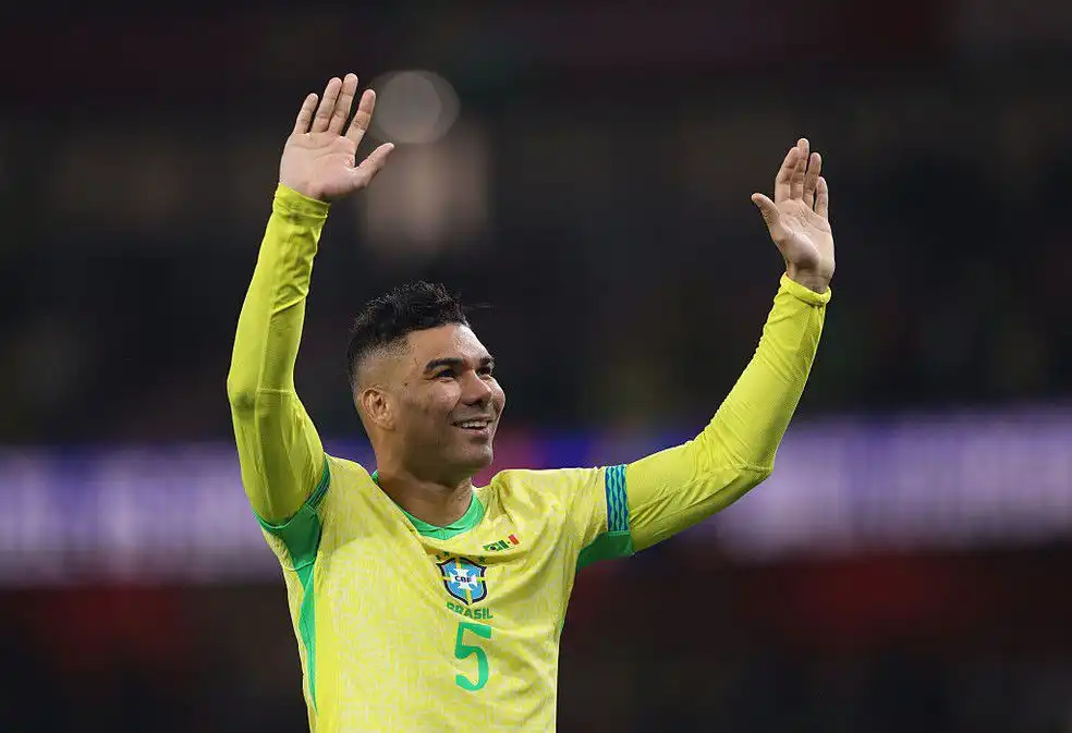 Casemiro apoia o GAIA e doa camisa autografada para leilão beneficente do Boteco do Bem