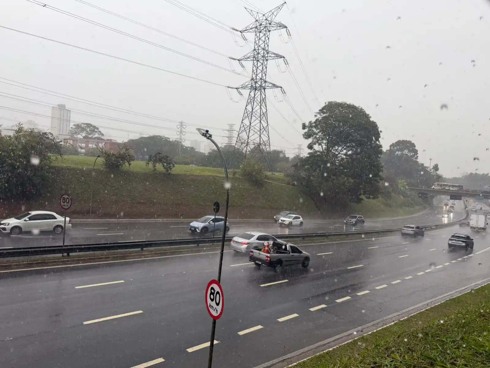 Vale do Paraíba em alerta para chuvas intensas e ventos fortes neste sábado