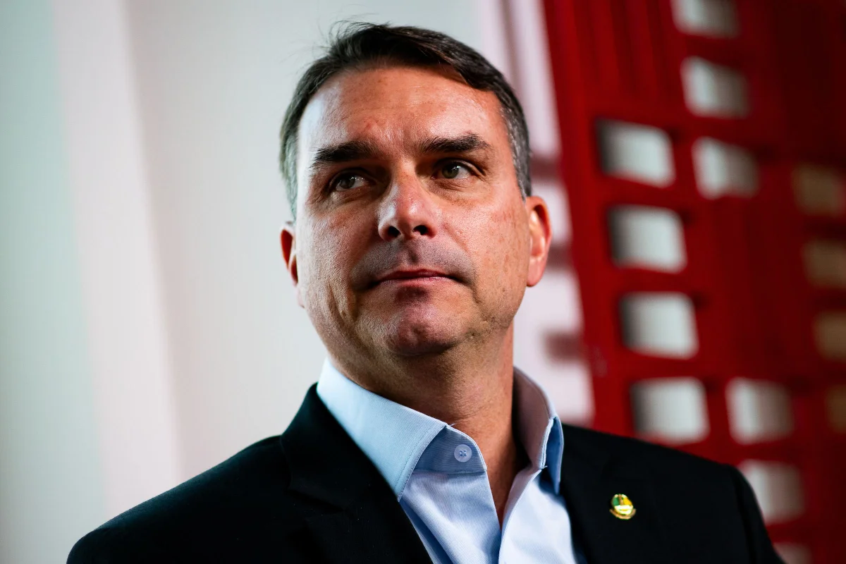 Flávio Bolsonaro diz que pode desistir da pré-campanha, mas que recuo teria “preço” 