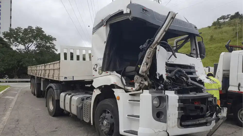 Acidente entre carretas na Dutra deixa um ferido e provoca trânsito de 10 km em Lorena
