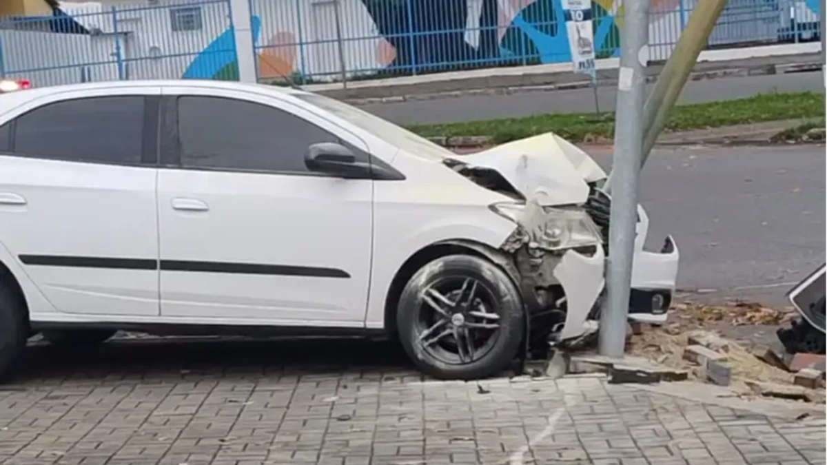 Carro atinge poste de sinalização no Jardim Satélite