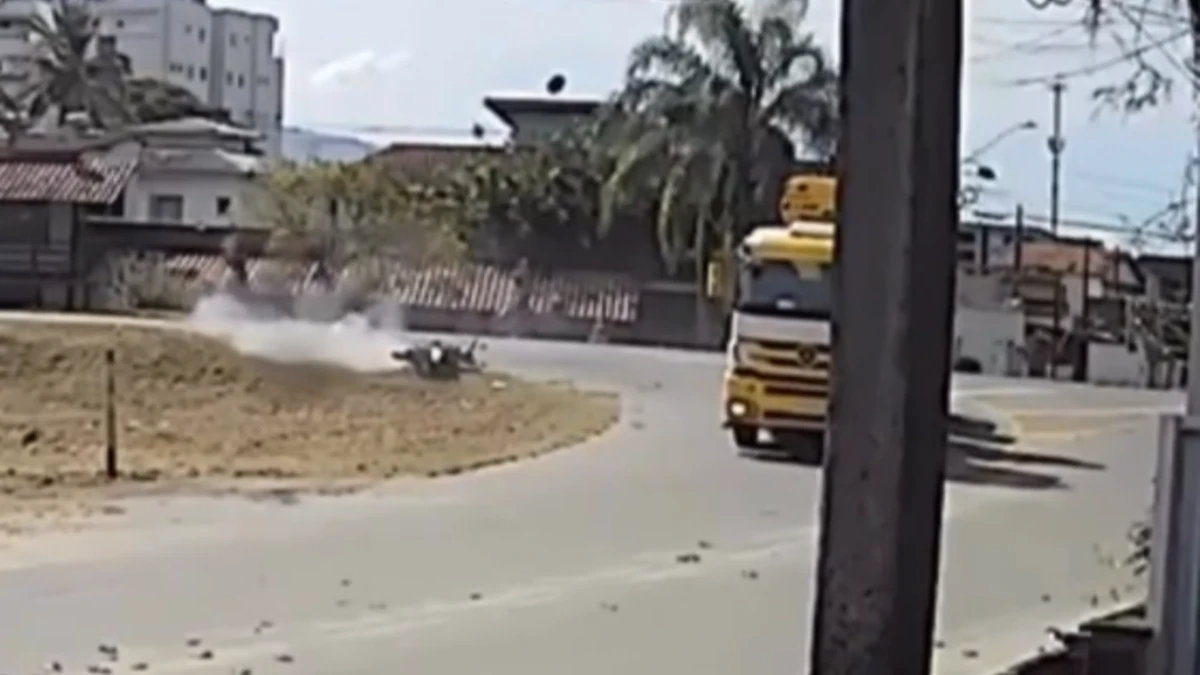 Motociclista fica gravemente ferido após colidir com caminhão na Rio-Santos em Ubatuba