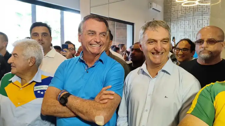 Bolsonaro e irmão ganham na quadra da Mega da Virada