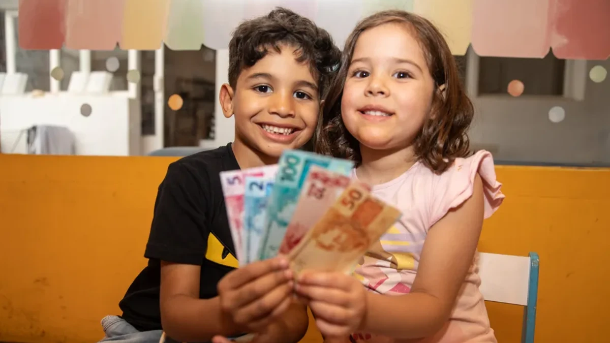 Como ensinar educação financeira aos filhos desde a infância?