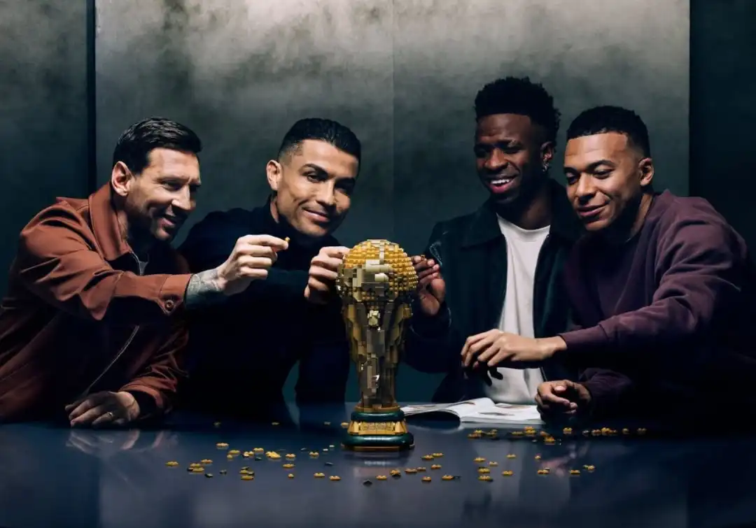 Lego reúne Messi, Cristiano Ronaldo, Mbappé e Vini Jr. em coleção inspirada na Copa do Mundo 2026