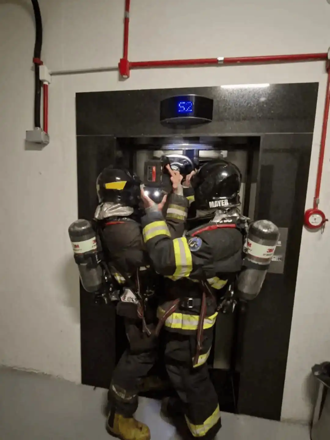 Incêndio em prédio comercial no centro trava elevador e deixa pessoas presas em São José dos Campos