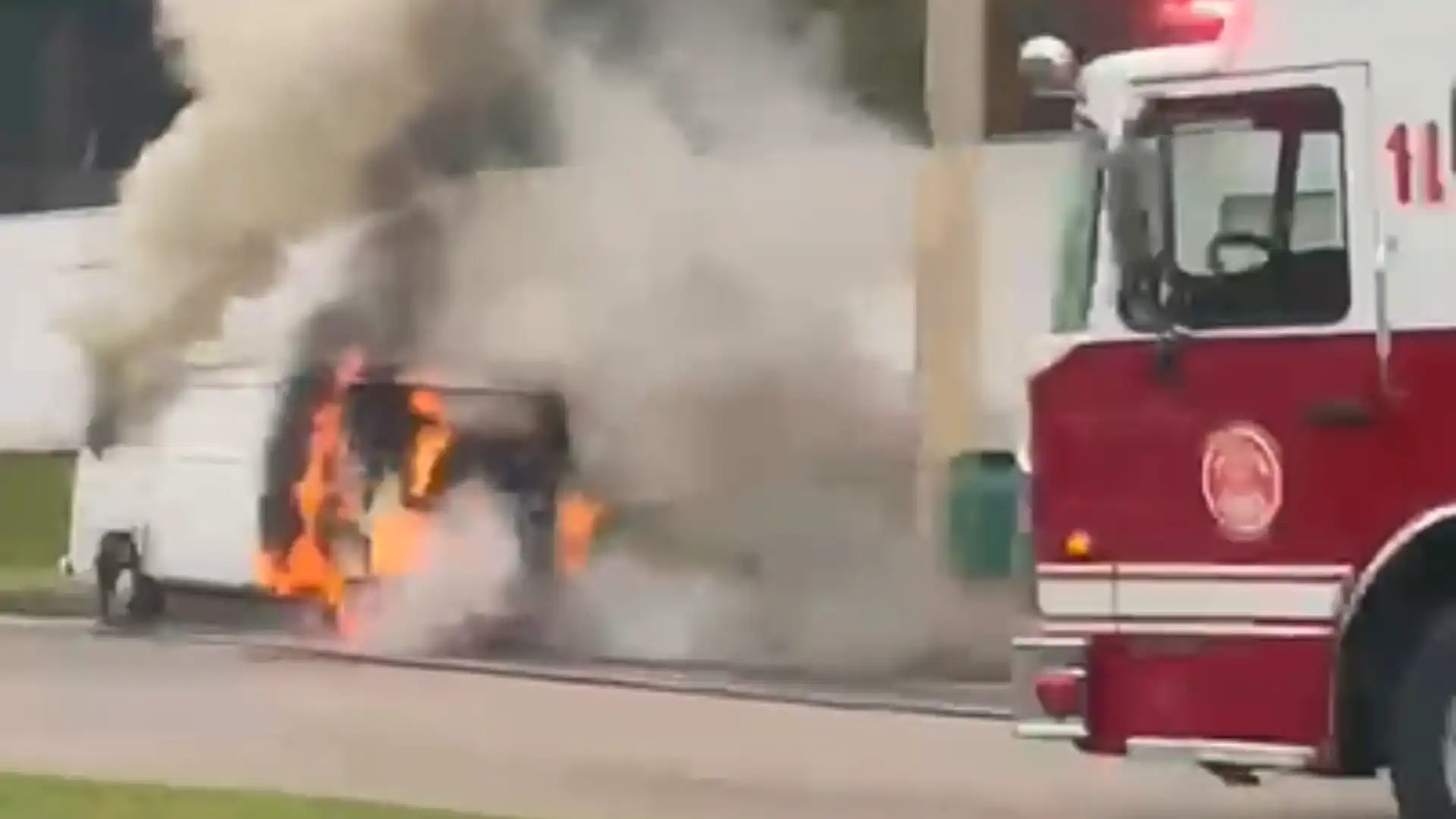 Incêndio em Kombi na marginal da Jorge Zarur assusta motoristas