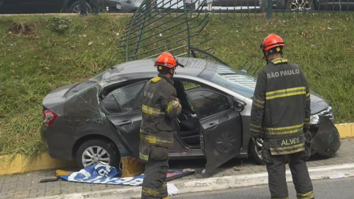 Idoso perde controle do carro e invade calçada ao sair de supermercado em São José