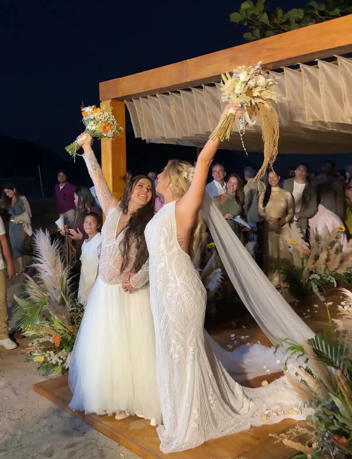 Casamento da cantora Lauana Prado aconteceu em praia de Ubatuba