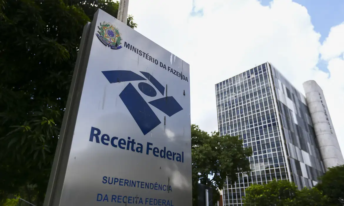 Senado aprova isenção do IR até R$ 5 mil e pressiona Câmara