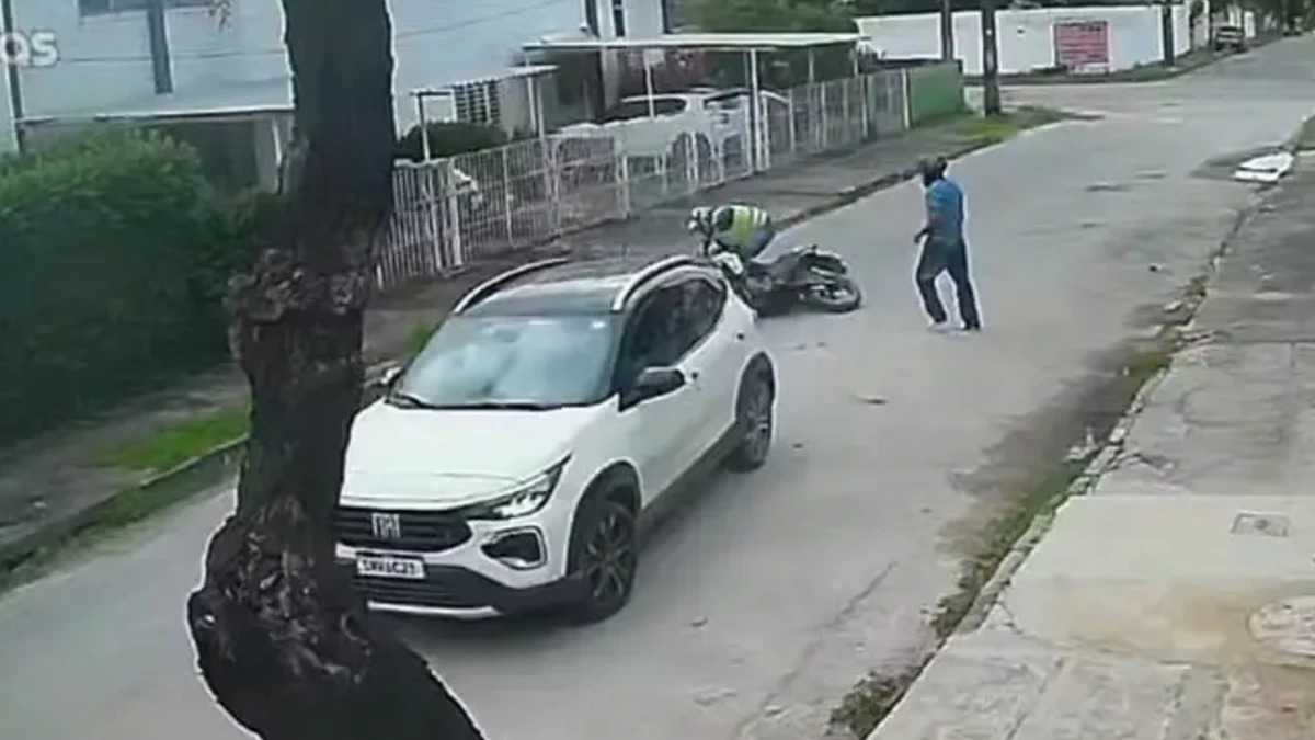 Motorista escapa de assalto e atropela criminosos dando ré