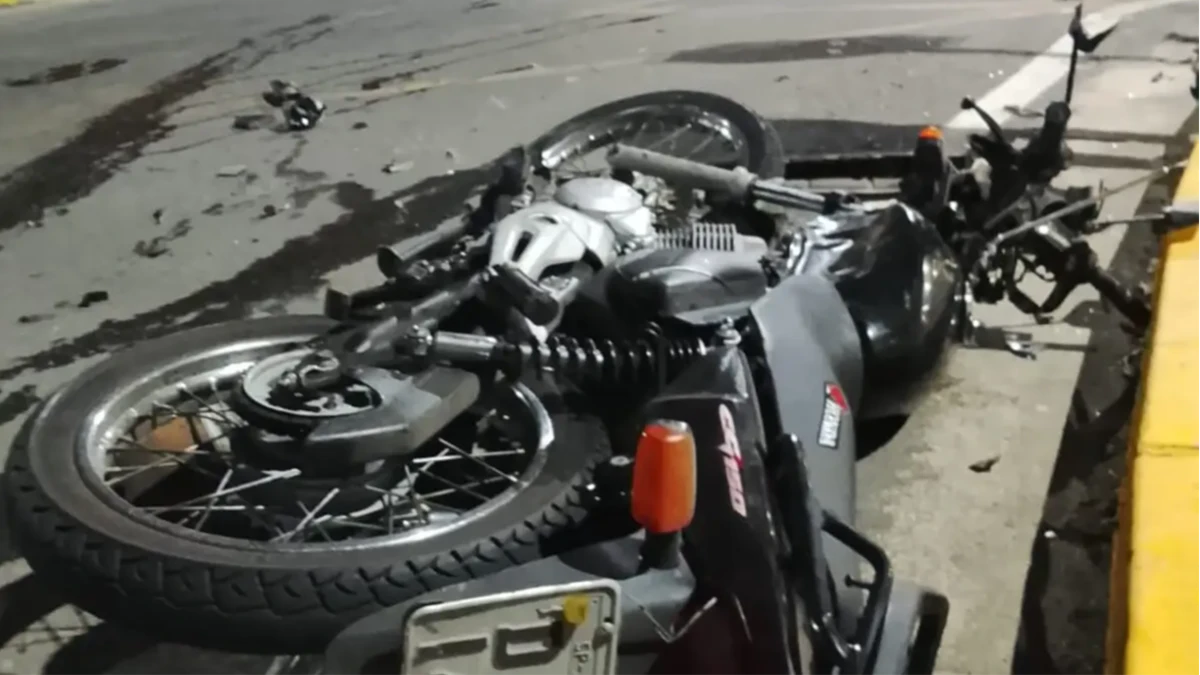 Mulher morre e homem fica gravemente ferido após acidente entre motos em Jacareí