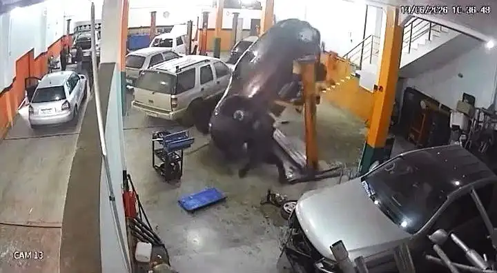Veículo cai e quase atinge funcionário de oficina em Santa Catarina