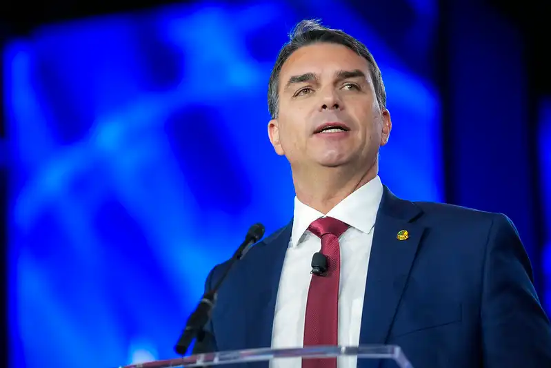 Flávio Bolsonaro afirma que vai para os Estados Unidos defender o PIX