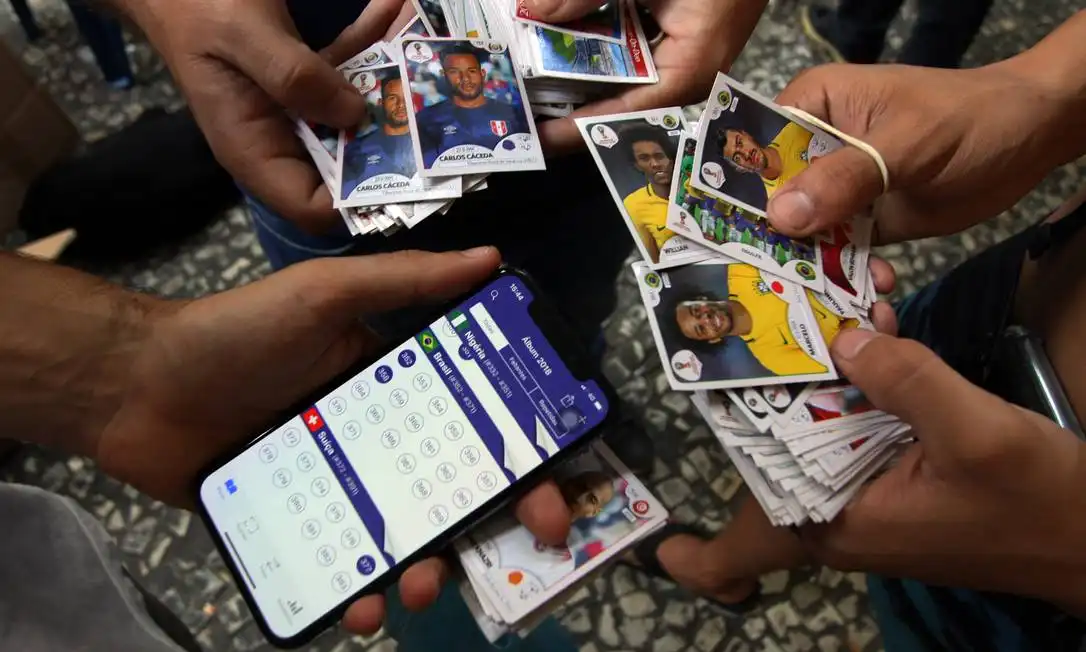 Troca de figurinhas e competição de pênaltis agitam shopping em São José