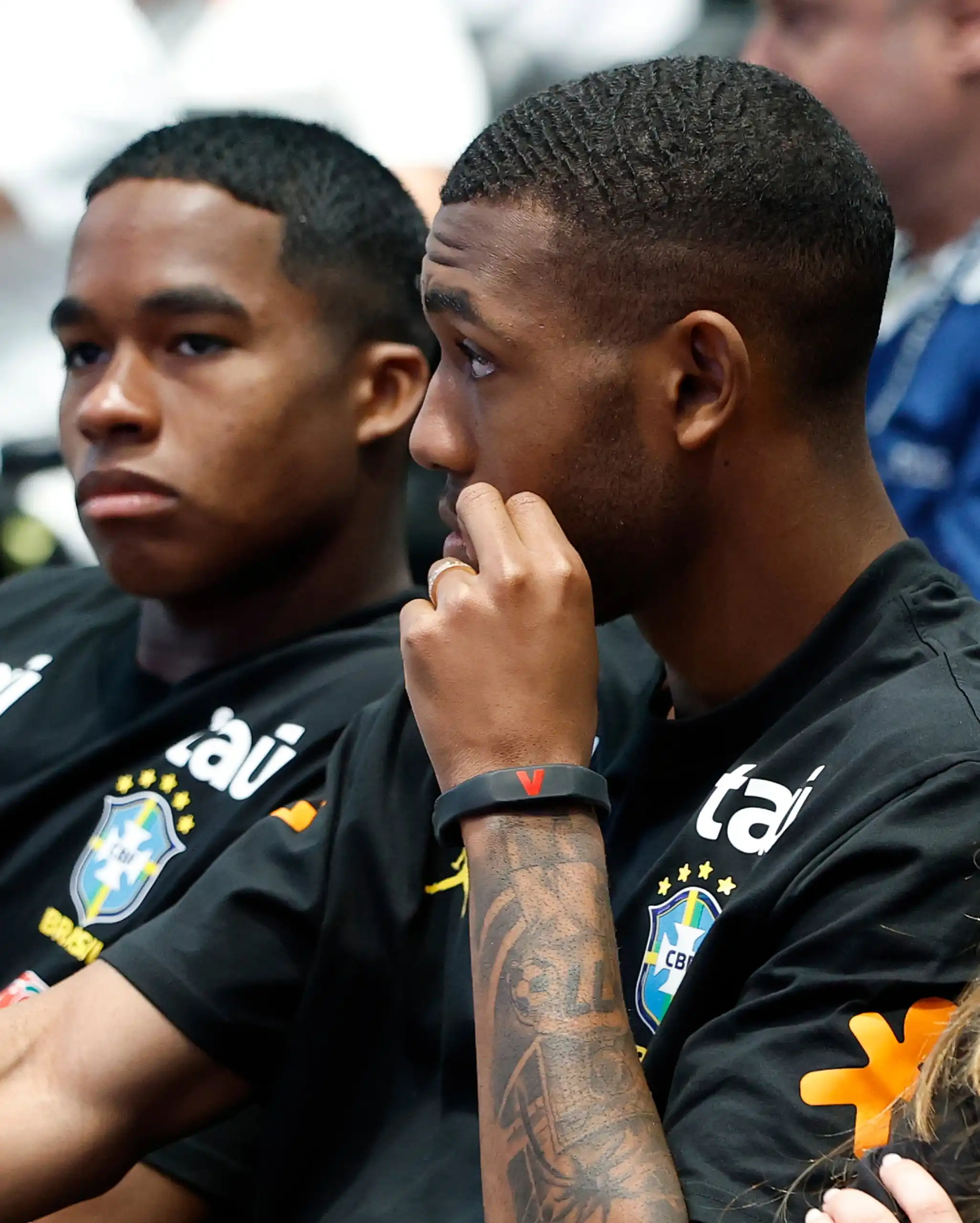 Brasil pede calma aos jovens, já as seleções rivais fazem deles protagonistas