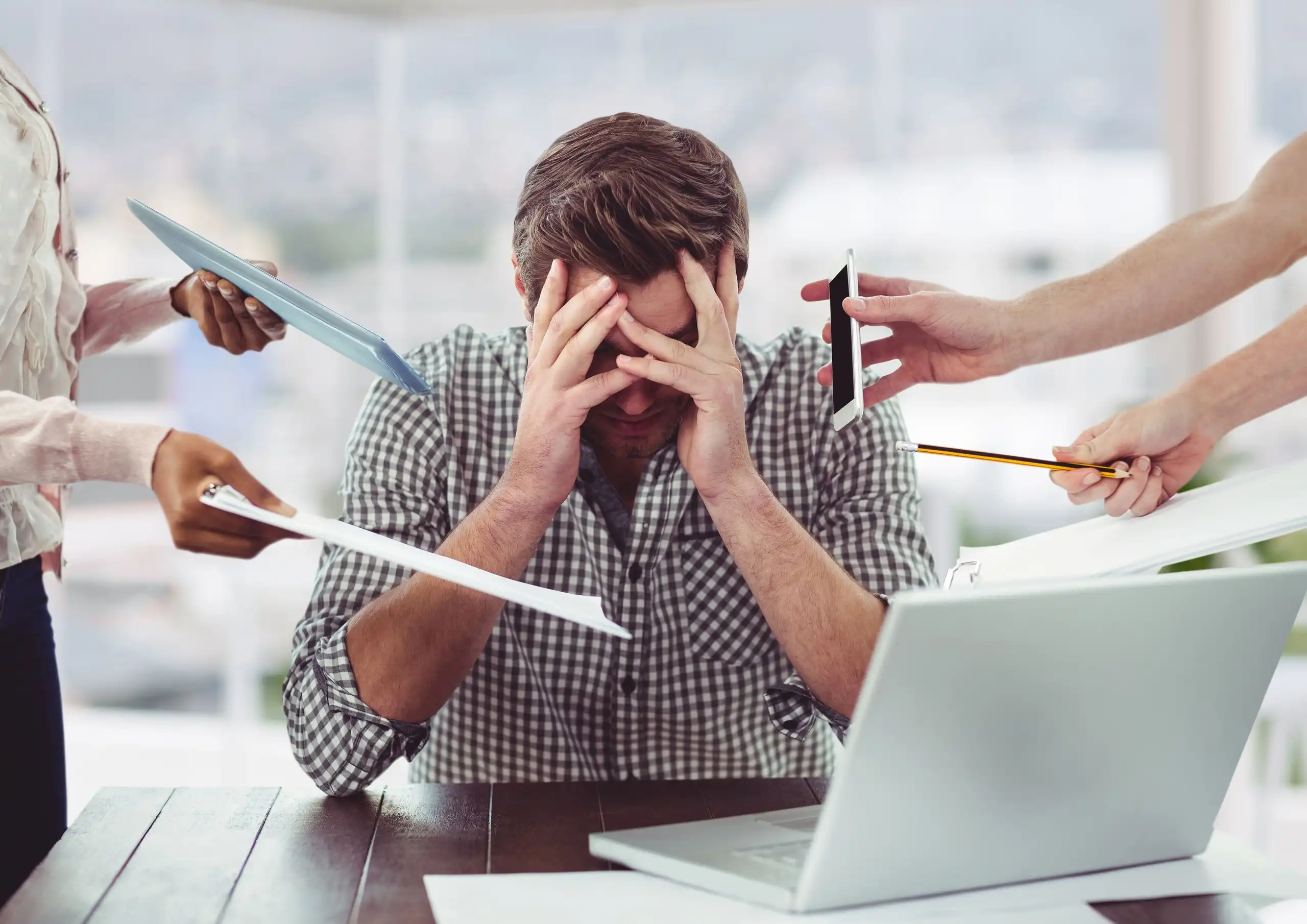 Silêncio nos escritórios: especialistas alertam para impacto da rotina de trabalho na saúde mental