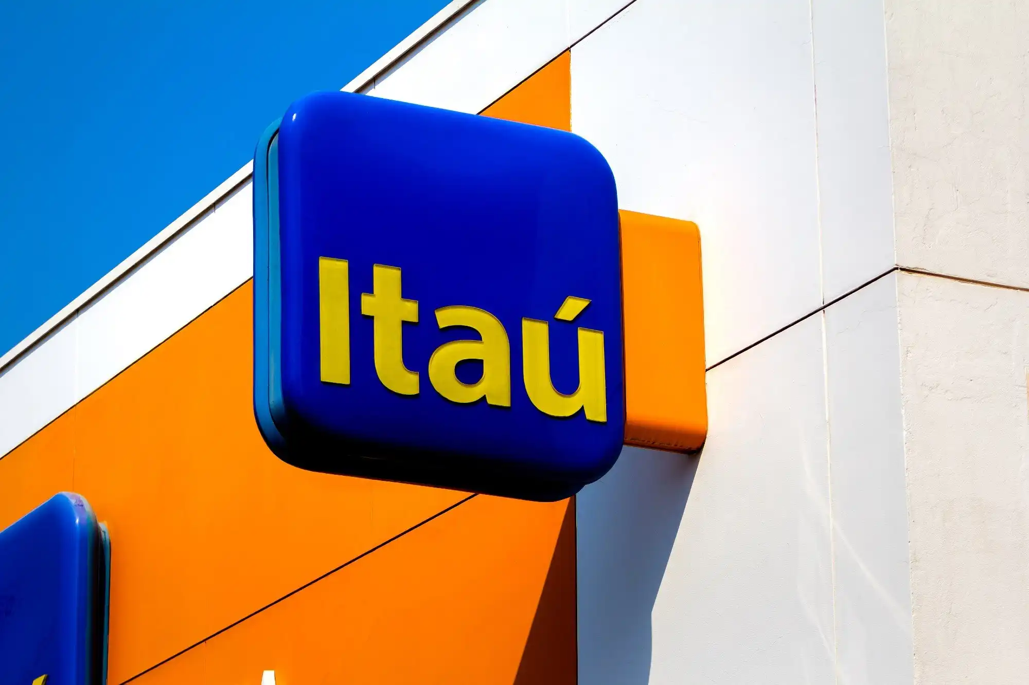Itaú demite cerca de mil funcionários em regime remoto