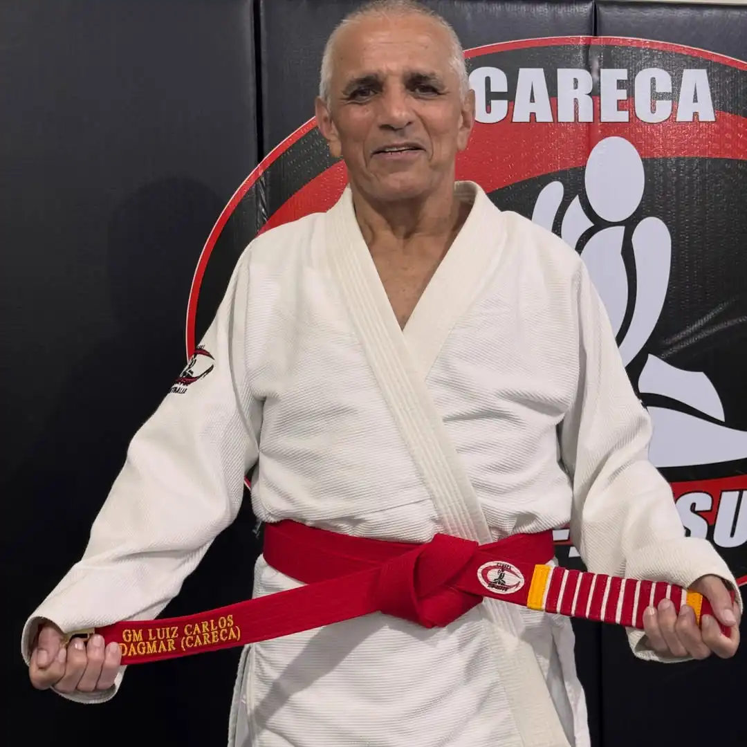 Mestre Careca recebe a faixa-vermelha, maior graduação do jiu-jitsu aos 69 anos