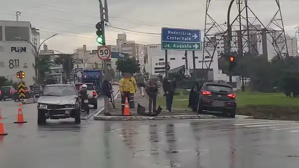 Colisão entre dois carros deixa mulher ferida na Avenida Nelson D’Ávila, em São José dos Campos