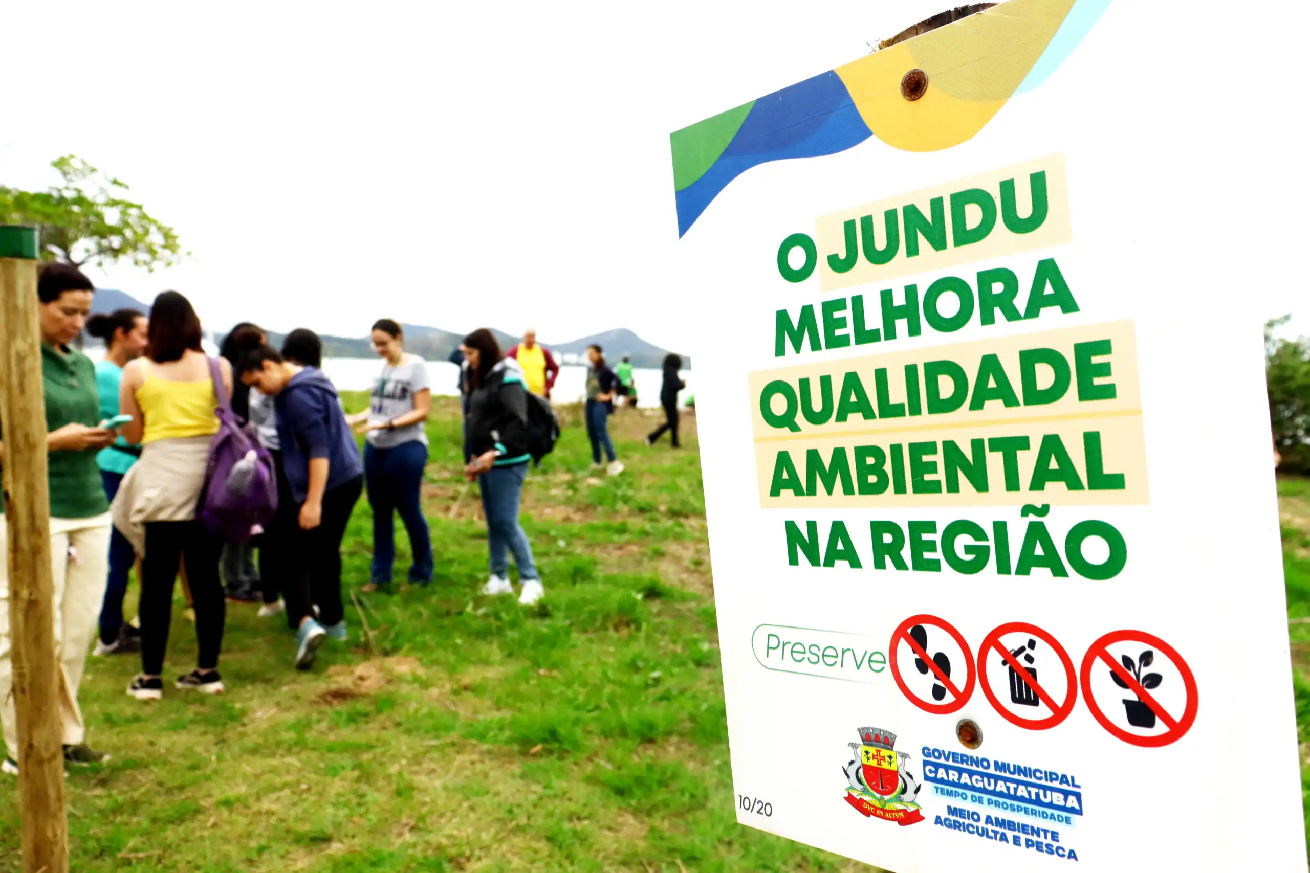 Mutirão de plantio de jundu tem participação de alunos do Instituto Federal em Caraguatatuba