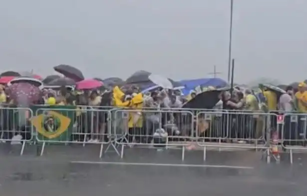 Vídeo mostra o momento que raio atinge manifestação bolsonarista em Brasília