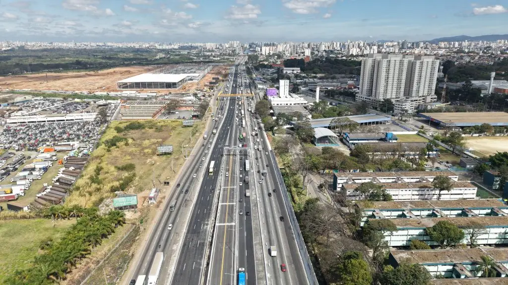 Obras na Dutra mudam trânsito para aeroporto de Guarulhos