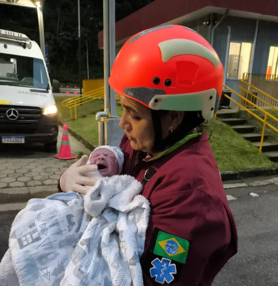 Parto de emergência é realizado por equipe de resgate da Rio-Santos em Ubatuba