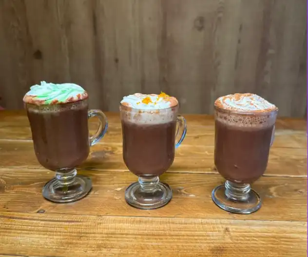 Aprenda 3 variações de chocolate quente para fazer no inverno